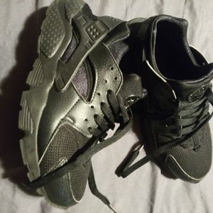 Black Nike Huraches
